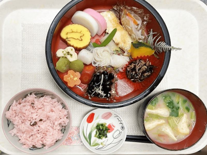 さくらサポート24 通所介護サービス 豪華盛り合わせ お赤飯 お味噌汁